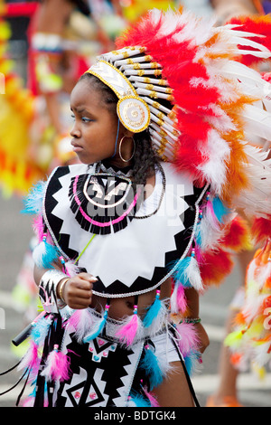 Ragazza giovane effettuando al carnevale di Notting Hill a Londra Foto Stock