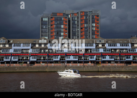 Nubi tempeste che si avvicinano a Lancefield Quay e River Heights edifici di appartamenti accanto al fiume Clyde, Glasgow, Scozia, Regno Unito Foto Stock