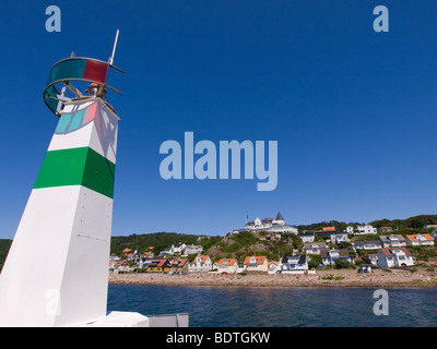 Un faro del porto sorge di fronte al villaggio turistico di molle, Svezia. Foto Stock