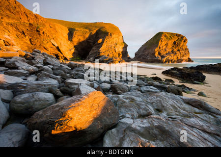 Sera d'estate sul litorale di Bedruthan Steps, Cornwall, Inghilterra. Estate (maggio) 2009 Foto Stock