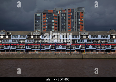 Nubi tempeste che si avvicinano a Lancefield Quay e River Heights edifici di appartamenti accanto al fiume Clyde, Glasgow, Scozia, Regno Unito Foto Stock