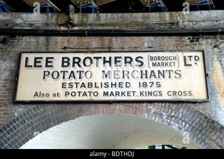 Il vecchio segno dicendo Lee Brothers Ltd mercanti di patate Borough Market Southwark Londra Inghilterra REGNO UNITO Foto Stock