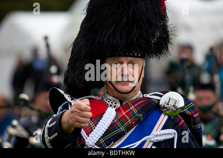 Scottish Pipe Band grande tamburo Braemar Royal Highland Gathering & giochi al Princess Royal & Duca di Fife Memorial Park, Braemar, Aberdeenshire, Regno Unito Foto Stock