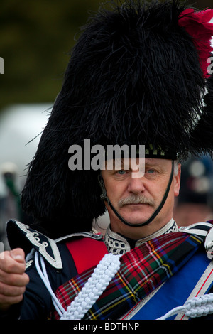 Scottish Pipe band Drum Major Braemar Royal Highland Gathering & Games presso il Princess Royal & Duke of Fife Memorial Park, Braemar, Aberdeenshire, Regno Unito Foto Stock