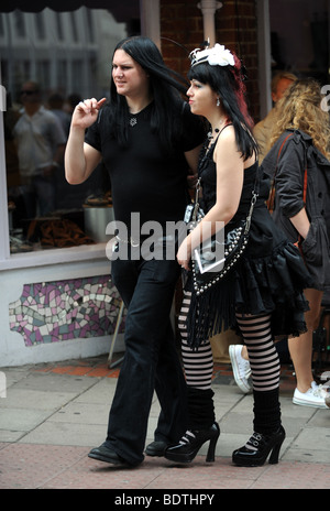 Giovane che indossa lo stile goth di moda a piedi attraverso la Brighton il Ferragosto Foto Stock