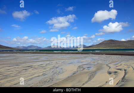 Modelli di onda nella sabbia sulla spiaggia da Horgabost, Isle of Harris con vista sul suono di Taransay Foto Stock