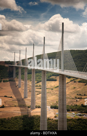 Il viadotto di Millau sul fiume Tarn in Aveyron Francia Foto Stock