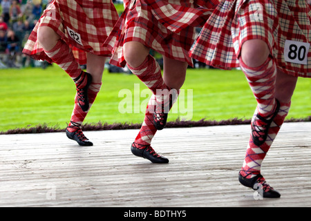 Ballerini a rulli nelle Highland femminili, kilt rosso, balli, nazionali, gonna a plaid, Cultura; Braemar Royal Highland Gathering and Games Memorial Park, Scozia, Foto Stock