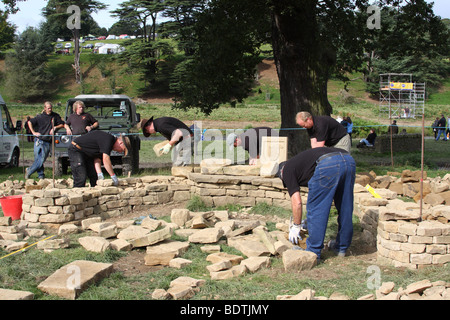 Una dimostrazione di pietra a secco la costruzione di parete a Chatsworth mostra, Derbyshire, England, Regno Unito Foto Stock