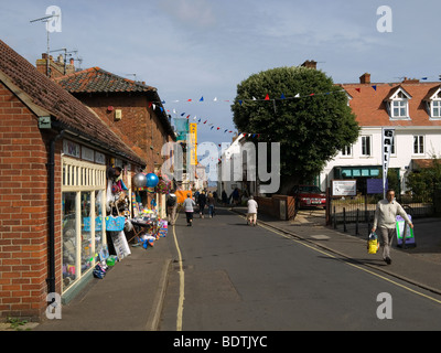 Staithe Street, la principale via dello shopping in pozzetti accanto il mare NORFOLK REGNO UNITO Foto Stock