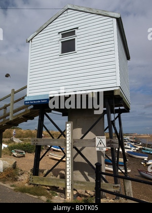 Agenzia per l'ambiente marea stazione registratore pozzetti accanto il mare Norfolk Foto Stock