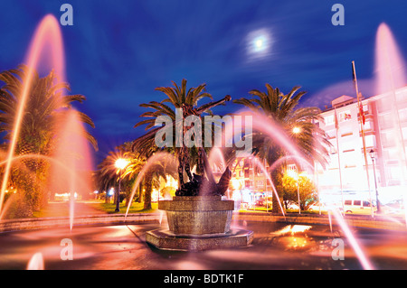 Spagna Cantabria: notturni fontana illuminata in San Vicente de la Barquera Foto Stock