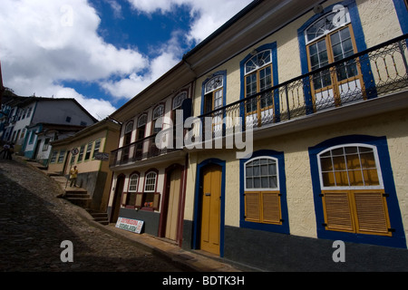 Strade portoghese con gli edifici coloniali a Ouro Preto, storica città dichiarata patrimonio mondiale nel Minas Gerais, Brasile Foto Stock