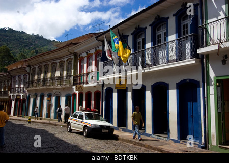 Strade portoghese con gli edifici coloniali a Ouro Preto, storica città dichiarata patrimonio mondiale nel Minas Gerais, Brasile Foto Stock