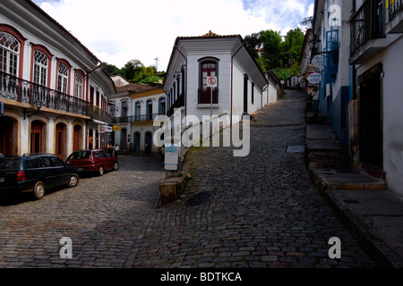 Strade portoghese con gli edifici coloniali a Ouro Preto, storica città dichiarata patrimonio mondiale nel Minas Gerais, Brasile Foto Stock