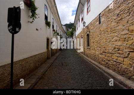 Strade portoghese con gli edifici coloniali a Ouro Preto, storica città dichiarata patrimonio mondiale nel Minas Gerais, Brasile Foto Stock