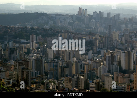 Vista aerea di Belo Horizonte al crepuscolo, Minas Gerais, Brasile Foto Stock
