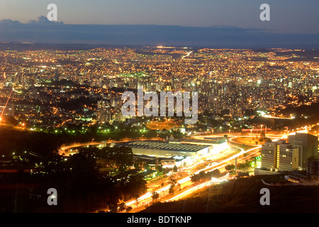 Vista di Belo Horizonte la città dalla cima di Alta Vila tower, Nova Era, Minas Gerais, Brasile Foto Stock