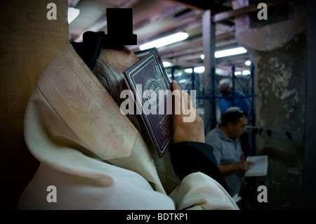 Un Ultra ebrea ortodossa con uomo phylactery pregando dentro la tomba del Rabbino Shimon bar Yochai in monte Meiron, Galilea Israele Foto Stock