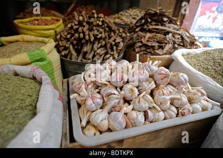 Spezie per le strade a La Medina di Fes/Fez raffigurata sul 20 agosto 2009 in Marocco in nord Africa. Foto Stock