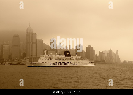 Un cruise ferry azionato da Cruise Ferries passando attraverso il Victoria Harbour tra l'Isola di Hong Kong e Kowloon Cina Foto Stock