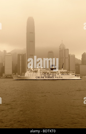 Un cruise ferry azionato da Cruise Ferries passando attraverso il Victoria Harbour tra l'Isola di Hong Kong e Kowloon Cina Foto Stock