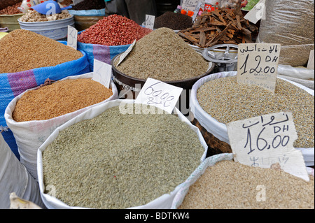 Spezie per le strade a La Medina di Fes/Fez raffigurata sul 20 agosto 2009 in Marocco in nord Africa. Foto Stock