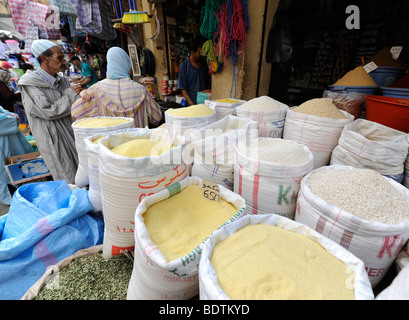 Spezie per le strade a La Medina di Fes/Fez raffigurata sul 20 agosto 2009 in Marocco in nord Africa. Foto Stock