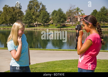 Due razziale mixed diversità etnica ragazze appendere appendere fuori insieme junior ispanica ragazza alta prendendo foto digitale amico caucasica 11-13 anni di età Foto Stock