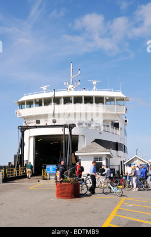 Trasporto del veicolo con le porte aperte sul Steamship Authority traghetto da Boschi Buca all'isola Martha's Vineyard al dock. Foto Stock