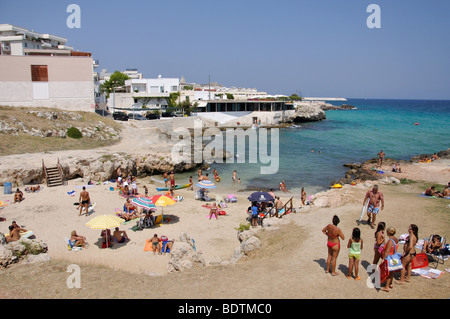 Piccolo porto e spiaggia, Monopoli, Bari Provincia, Regione Puglia, Italia Foto Stock