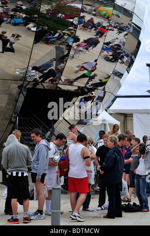 Riflessioni in Bristol planetarium Millennium Square Bristol REGNO UNITO Foto Stock