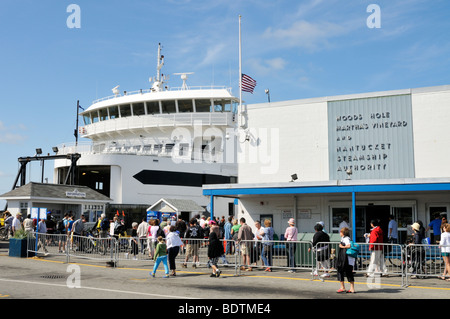 In attesa di bordo Steamship Authority al Vigneto di Martha traghetto da Woods Hole, Falmouth all'isola con linee di persone in estate Foto Stock
