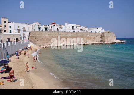 Vecchie mura della città e dalla spiaggia, Città Vecchia, Monopoli, Bari Provincia, Regione Puglia, Italia Foto Stock