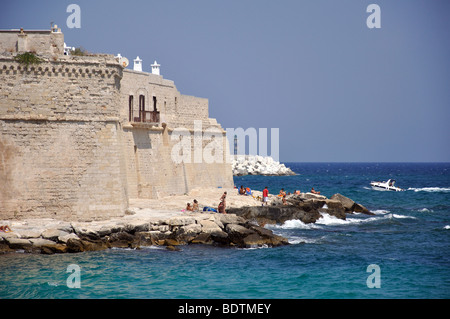 Vecchie mura della città e dalla spiaggia, Città Vecchia, Monopoli, Bari Provincia, Regione Puglia, Italia Foto Stock