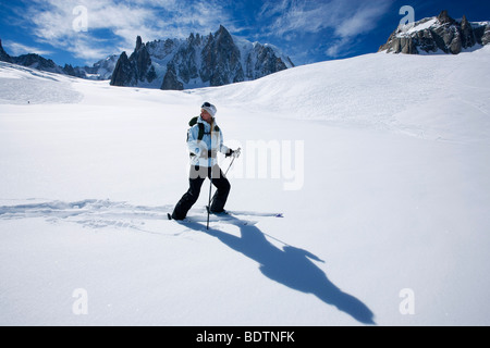 Sciatore in discesa Chamonix Francia. Foto Stock