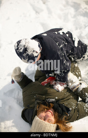 Madre e figlio giocare nella neve Gotland Foto Stock