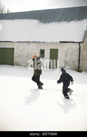 La madre e il bambino a giocare nella neve Gotland Foto Stock