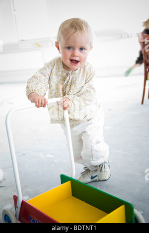 Una bambina ad imparare a camminare Foto Stock