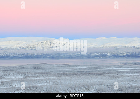 Paesaggio di inverno al lago tornetraesk vicino abisko, Lapponia, Svezia Foto Stock