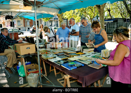 Perpignan, Francia, affollano gli anziani, la gente che fa shopping nel mercato d'antiquariato francese d'epoca esterno, stallo del libro, esposizione, vecchio francese, piccolo deposito del libro Foto Stock