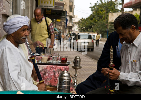 Il fumo a Shisa ( tubazione acqua ) dopo la prima colazione in una piccola caffetteria egiziana. Foto Stock