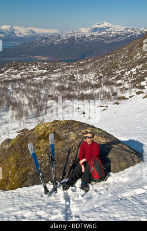 Skitourengeher bei einer rast, ofotfjorden, narvik, Nordland, norwegen, rompere con lo sci alpinismo, Norvegia Foto Stock