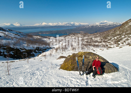 Skitourengeher bei einer rast, ofotfjorden, narvik, Nordland, norwegen, rompere con lo sci alpinismo, Norvegia Foto Stock