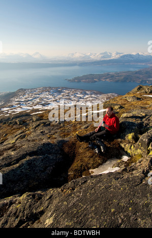 Skitourengeher bei einer rast, ofotfjorden, narvik, Nordland, norwegen, rompere con lo sci alpinismo, Norvegia Foto Stock