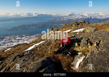 Skitourengeher bei einer rast, ofotfjorden, narvik, Nordland, norwegen, rompere con lo sci alpinismo, Norvegia Foto Stock