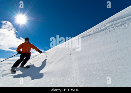 Skifahrer auf schneepiste, storulvan, jaemtlands fjaell, jaemtland, SCHWEDEN, skiier sulla pista da sci, Svezia Foto Stock