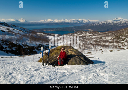 Skitourengeher bei einer rast, ofotfjorden, narvik, Nordland, norwegen, rompere con lo sci alpinismo, Norvegia Foto Stock