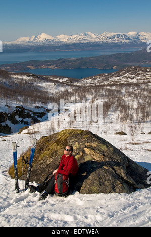 Skitourengeher bei einer rast, ofotfjorden, narvik, Nordland, norwegen, rompere con lo sci alpinismo, Norvegia Foto Stock
