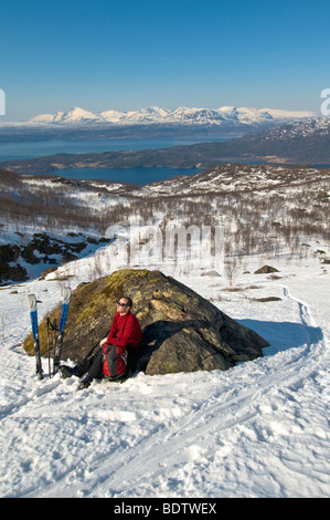 Skitourengeher bei einer rast, ofotfjorden, narvik, Nordland, norwegen, rompere con lo sci alpinismo, Norvegia Foto Stock